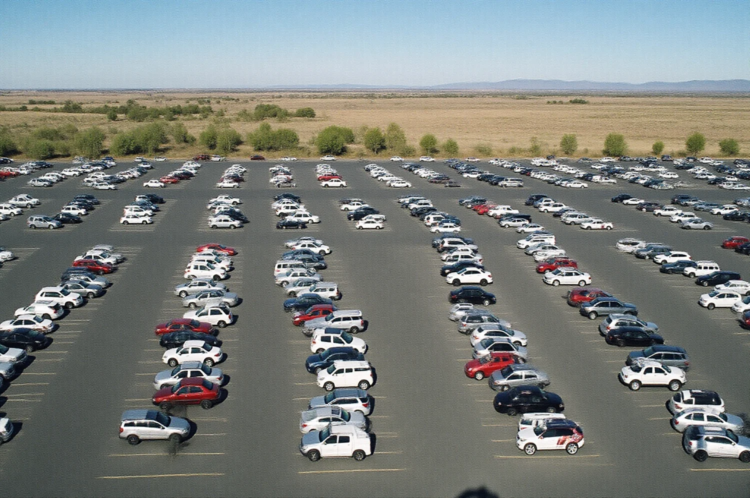 Playa de estacionamiento con filas ordenadas de autos